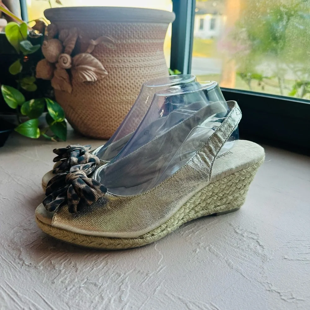 Lindsay Phillips Espadrille Wedge Gold Sandals leopard print bow Size 9